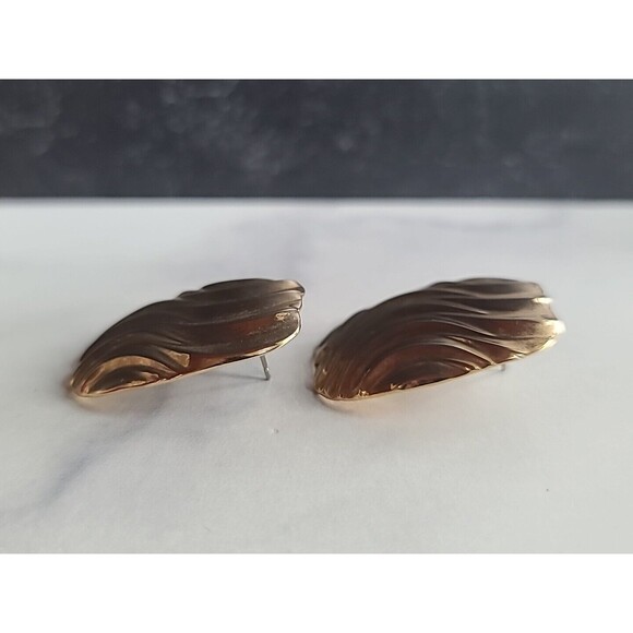 Gold Tone Metal Wavy Pierced Earrings Vintage - Picture 5 of 10